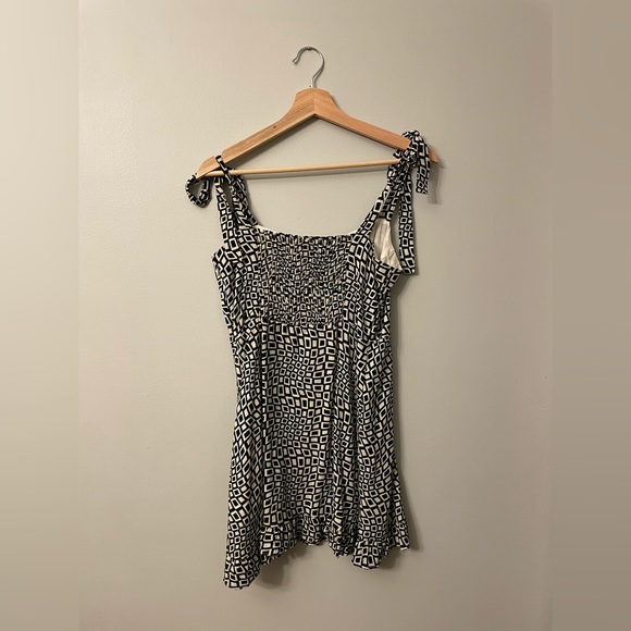 Black and white patterned dress, Urban Outfitters, great condition, size M - Picture 2 of 2